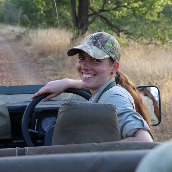Blick eines angehenden Safari Guides. Im Safari Auto, schaut zurück zu den Gästen